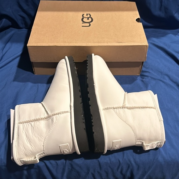 UGG- Classic Mini Side Logo II, UMWH, women QS - Picture 2 of 5